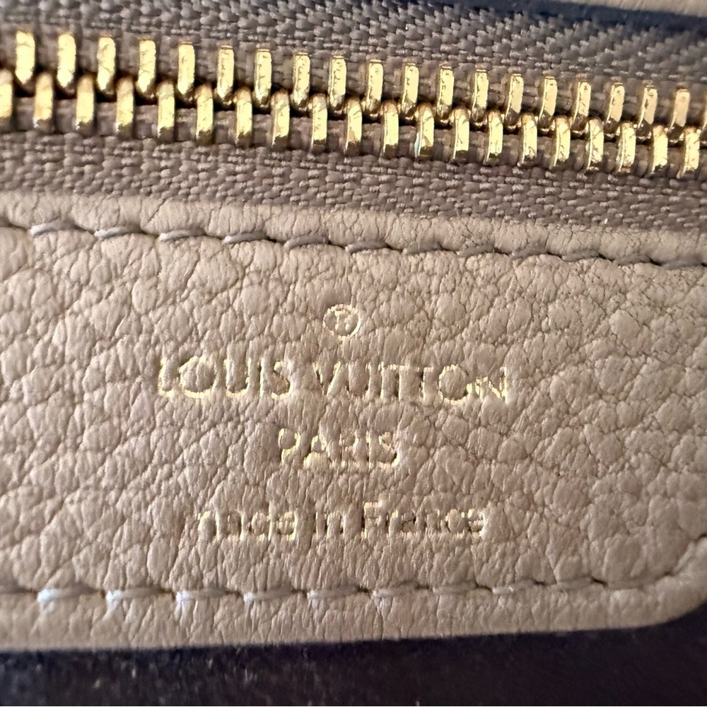 Like new Authenticated Taupe Louis Vuitton MM Mahina Selene excellent + Shop bag - Picture 4 of 15